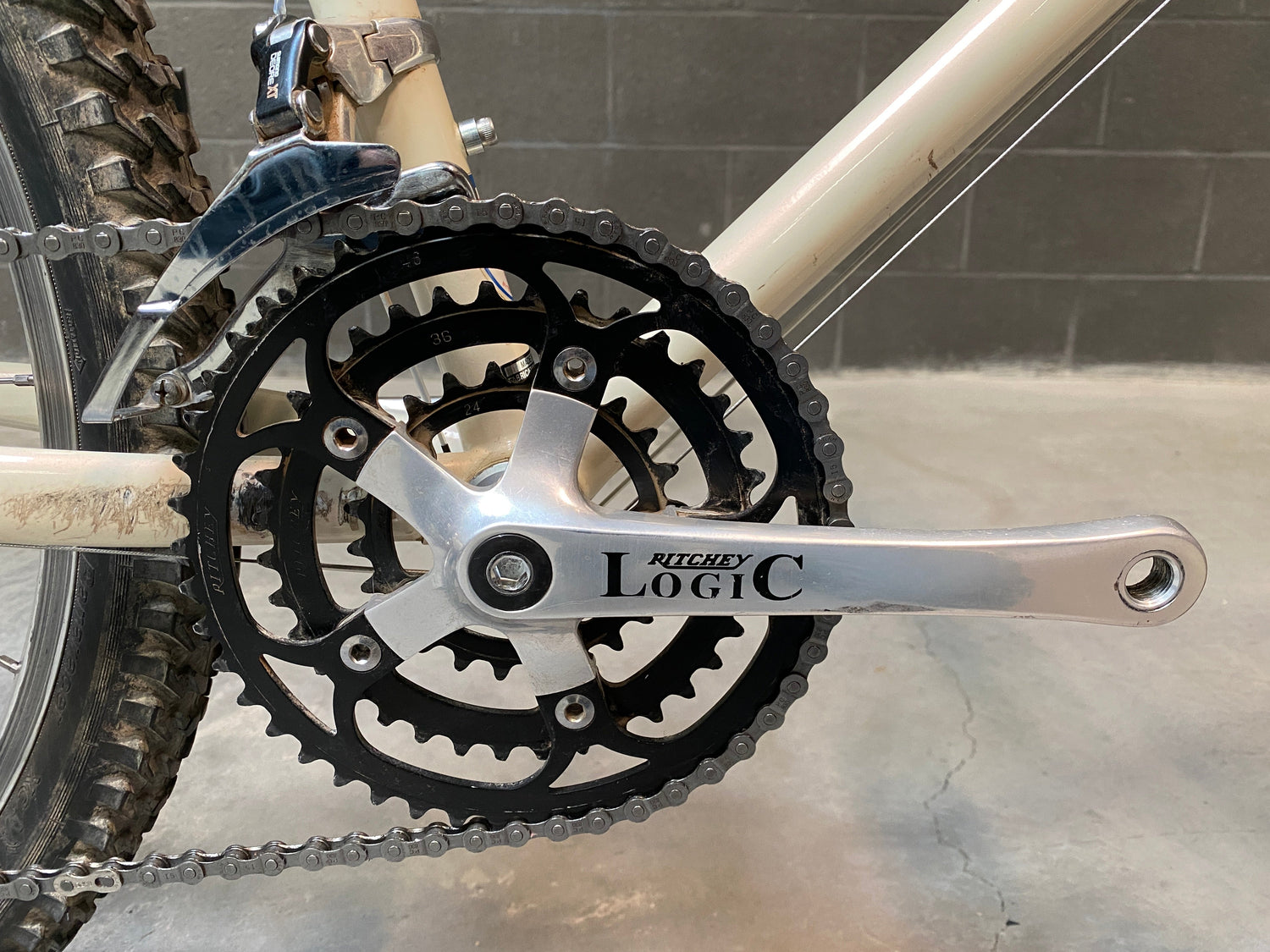 close up of the right crank arm