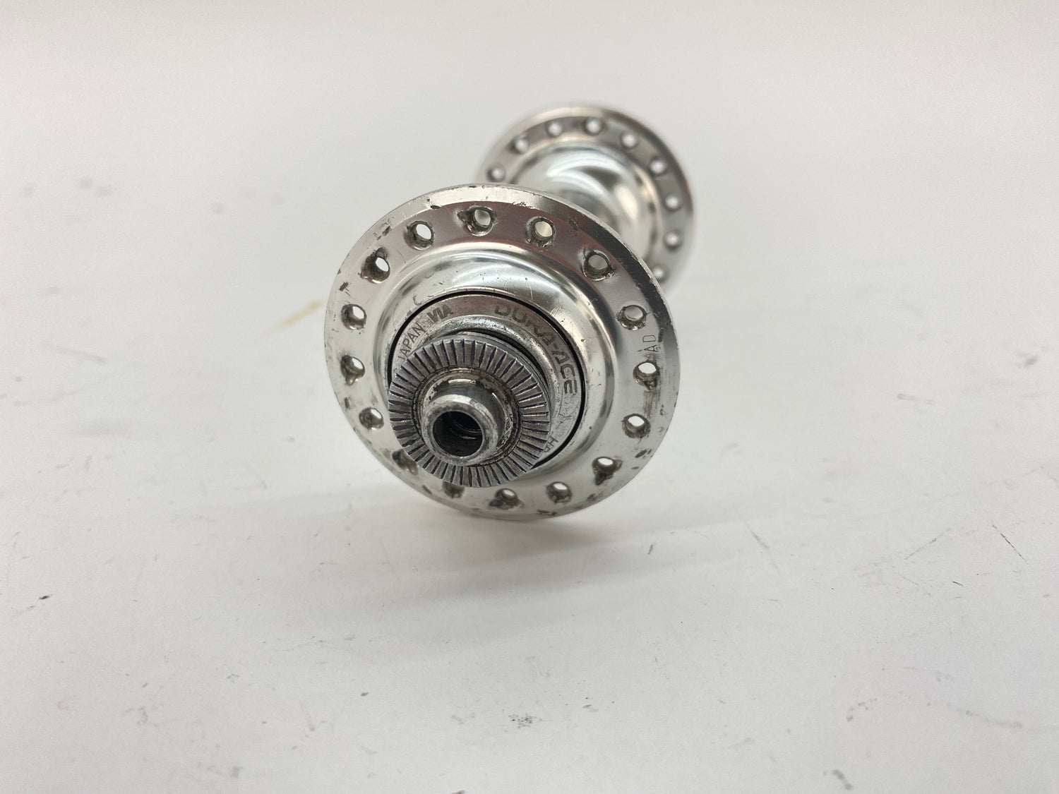 close up of the right hub flange