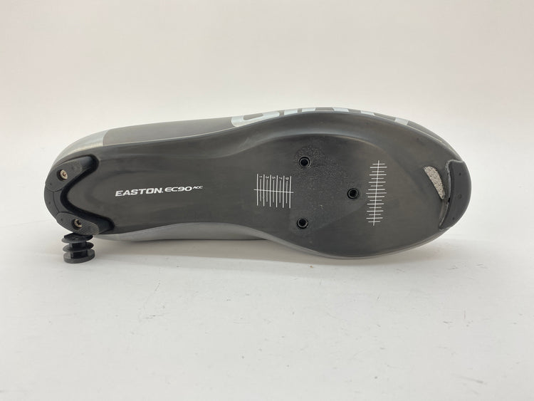 bottom view of the right shoe sole
