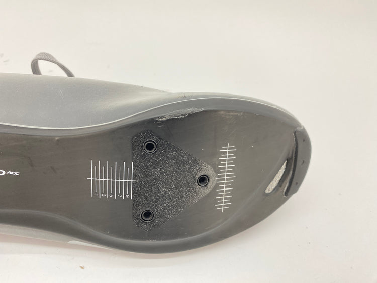 scratch on the left shoe sole