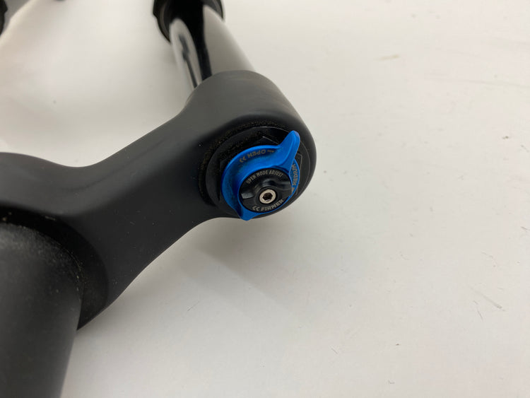 close up of the compression adjuster