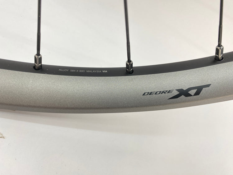 close up of the model name and size