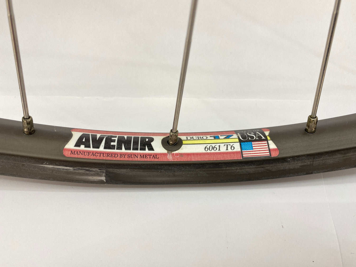 close up of the rim label