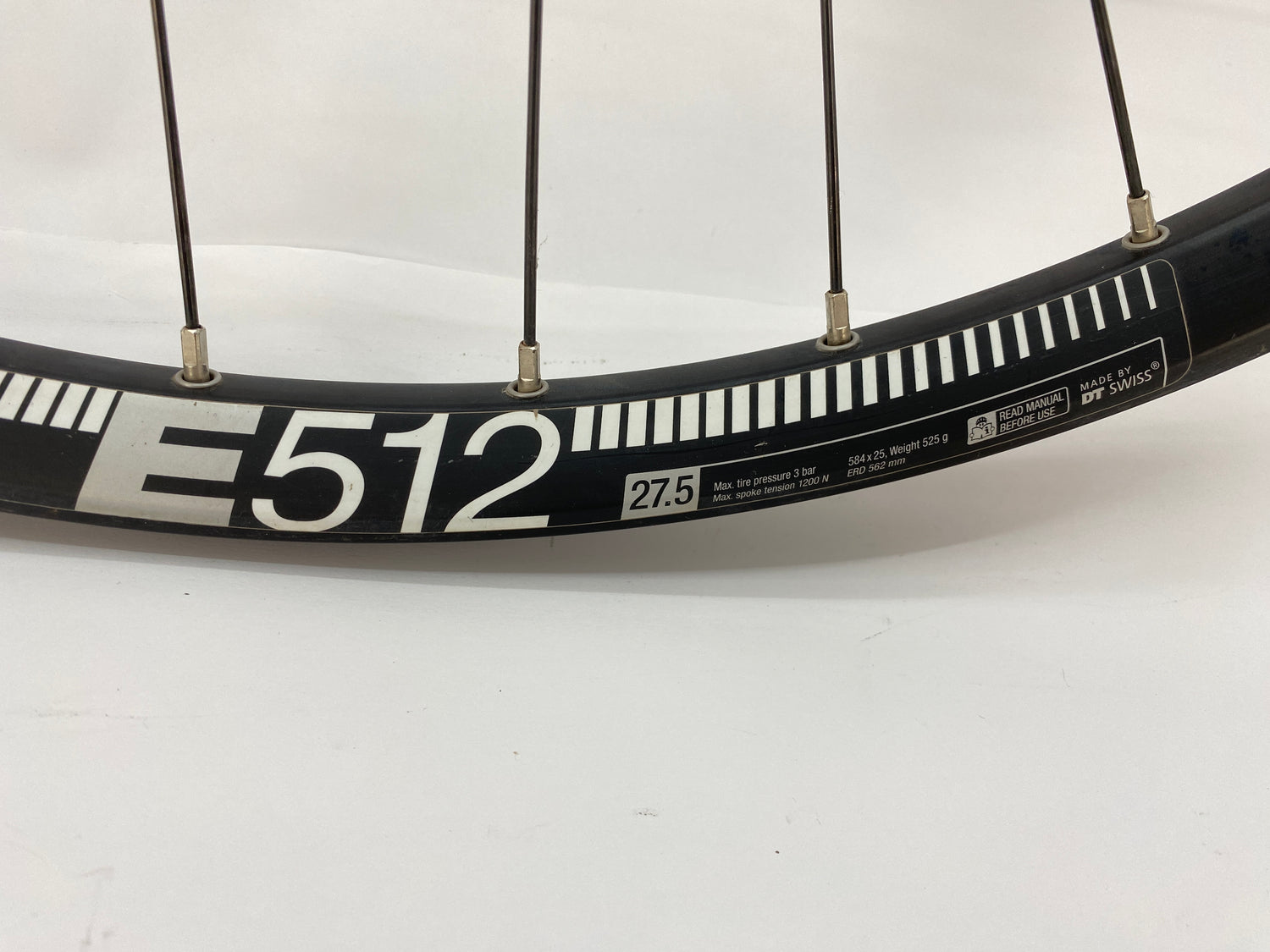 close up of the rim label