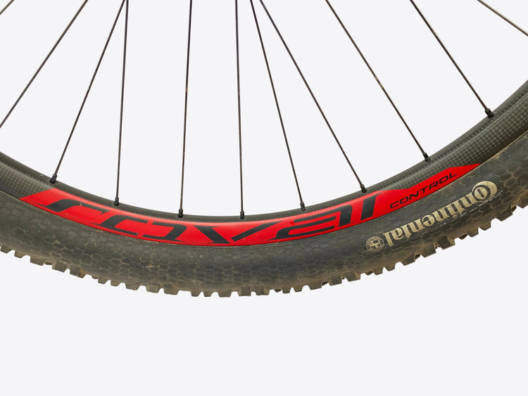 close up of the rim label