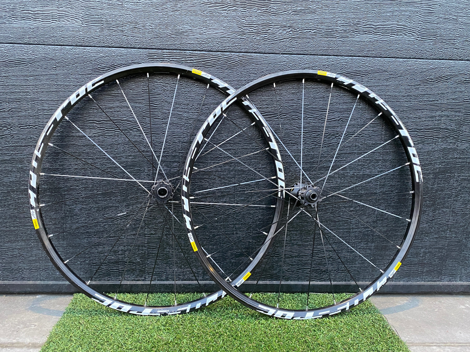 Mavic CrossRoc Tubeless Disc Wheelset - Main Image