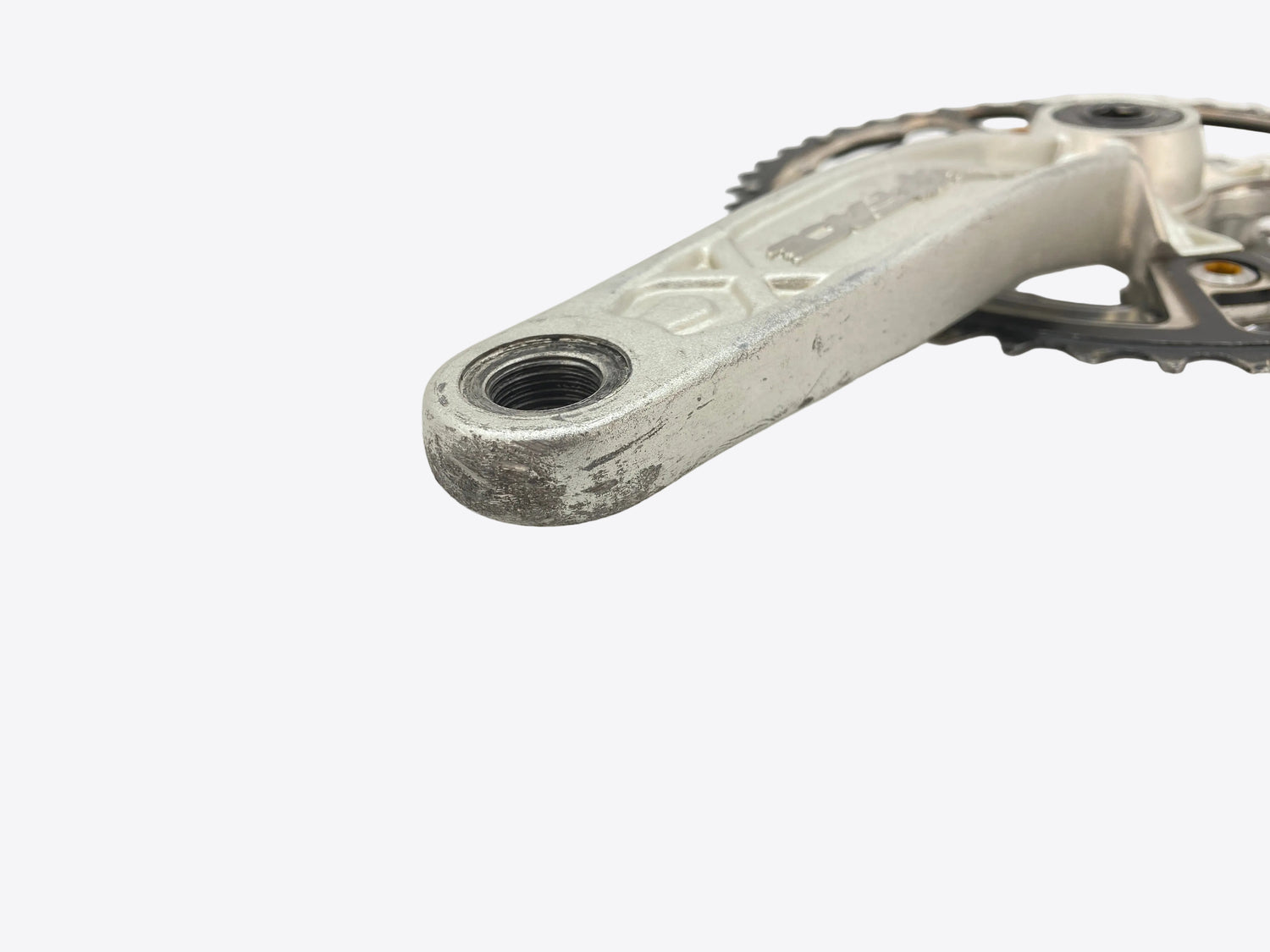 close up of the right crank arm end