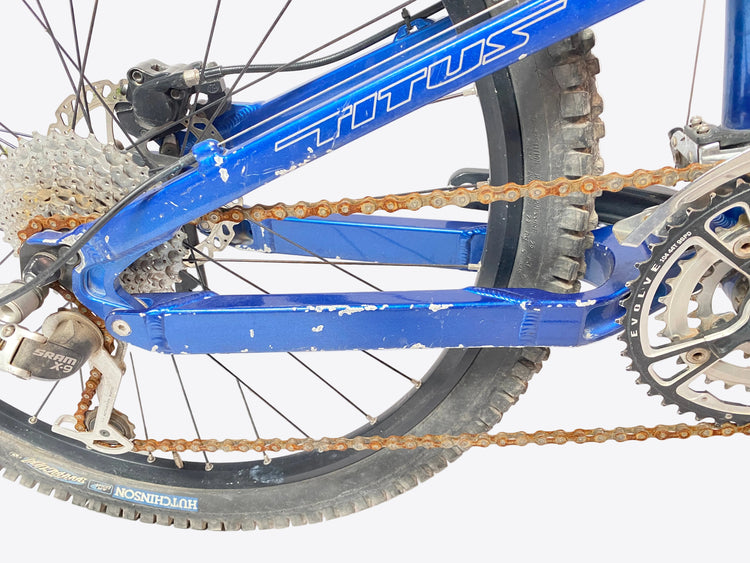 close up of the right chainstay